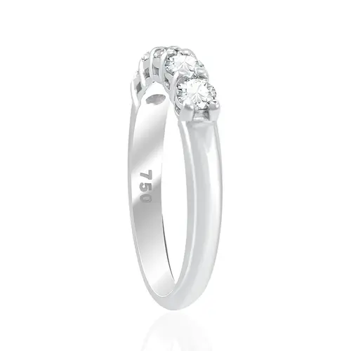 Meia Aliança de Ouro Branco com Diamantes totalizando 70 pts.