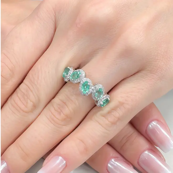 Anel Oval de Ouro Branco com Diamantes e Esmeraldas