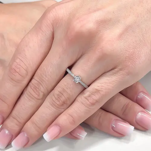 Anel Solitário de Ouro Branco com Diamantes totalizando 12 pts.