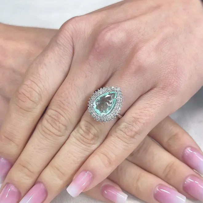 Anel de Ouro Branco com Diamantes e Esmeralda Colombiana de 2,40 Cts.