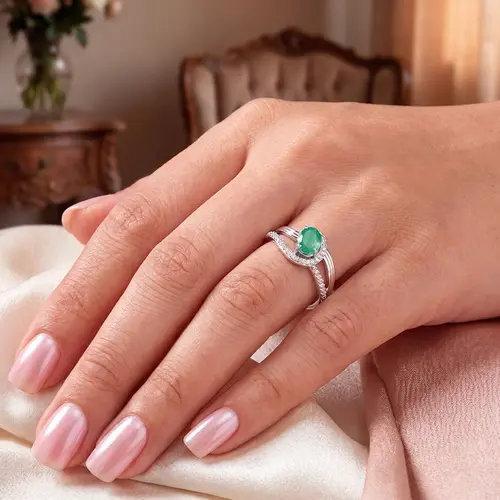 Anel de Ouro Branco com 4 Diamantes e Esmeralda Oval
