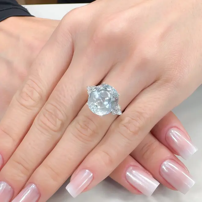 Anel de Ouro Branco com Diamantes e Água Marinha de 16,60 Cts.