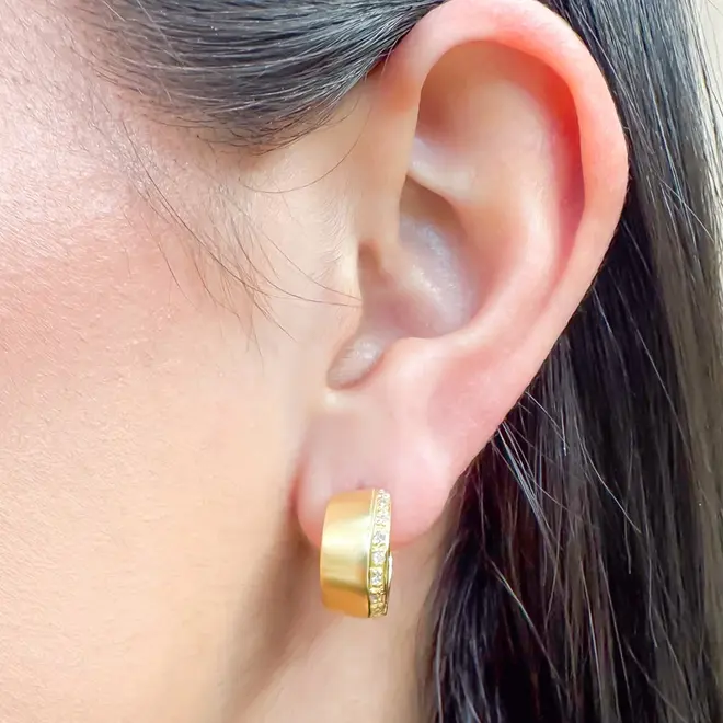 Par de Brincos Argolas de Ouro Amarelo com Diamantes totalizando 16 pts.
