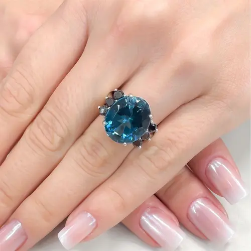Anel de Ouro Branco com 73 Pts em Diamantes Negro e Topázio London Blue Oval de 7,0 Cts
