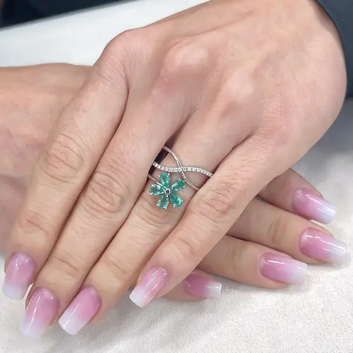 Anel Flor de Ouro Branco com Diamantes e Esmeraldas