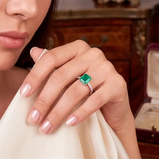 Anel de Ouro Branco com Diamantes e Esmeralda de 2,20 Cts.