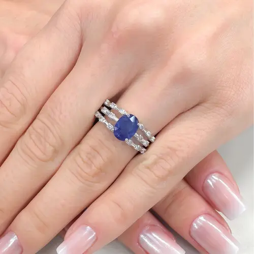 Anel de Ouro Branco com Diamantes e Safira  de 1,5 Cts.