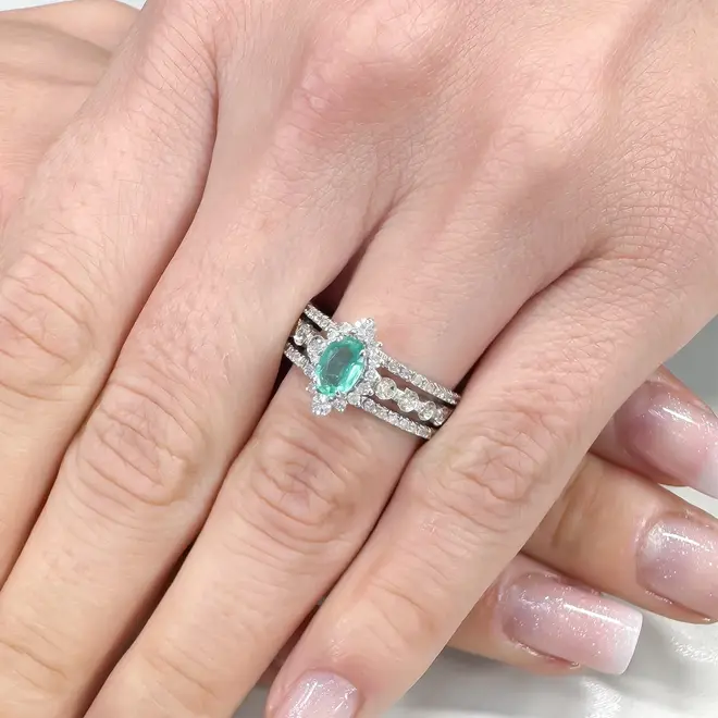 Anel de Ouro Branco com Diamantes e Esmeralda de 36 pts.