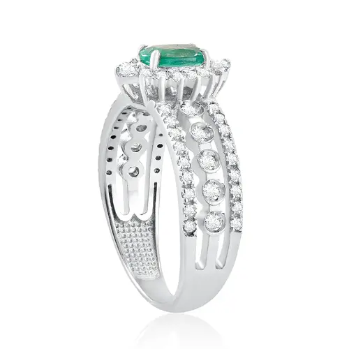 Anel de Ouro Branco com Diamantes e Esmeralda de 36 pts.