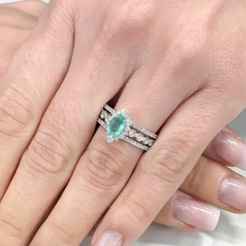 Anel de Ouro Branco com Diamantes e Esmeralda de 36 pts.