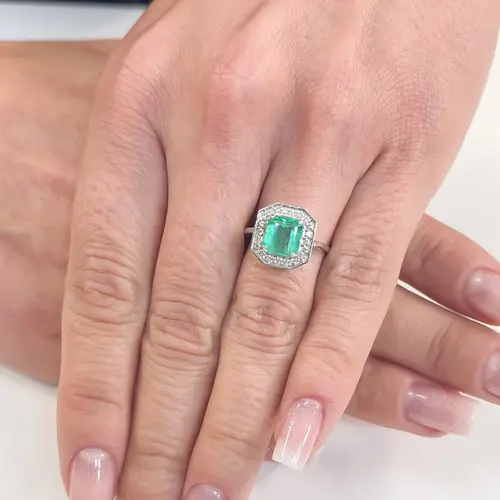 Anel de Ouro Branco com Diamantes e Esmeralda Colombiana de 1,84 Cts.