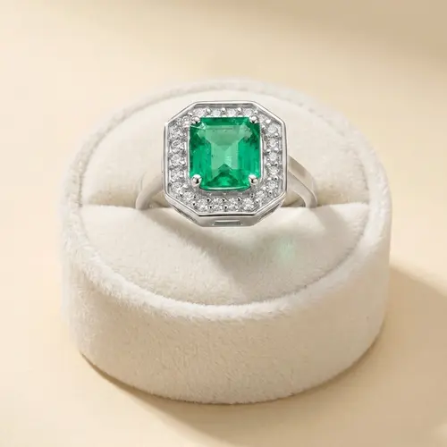 Anel de Ouro Branco com Diamantes e Esmeralda Colombiana de 1,84 Cts.