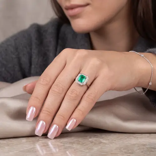Anel de Ouro Branco com Diamantes e Esmeralda Colombiana de 1,84 Cts.