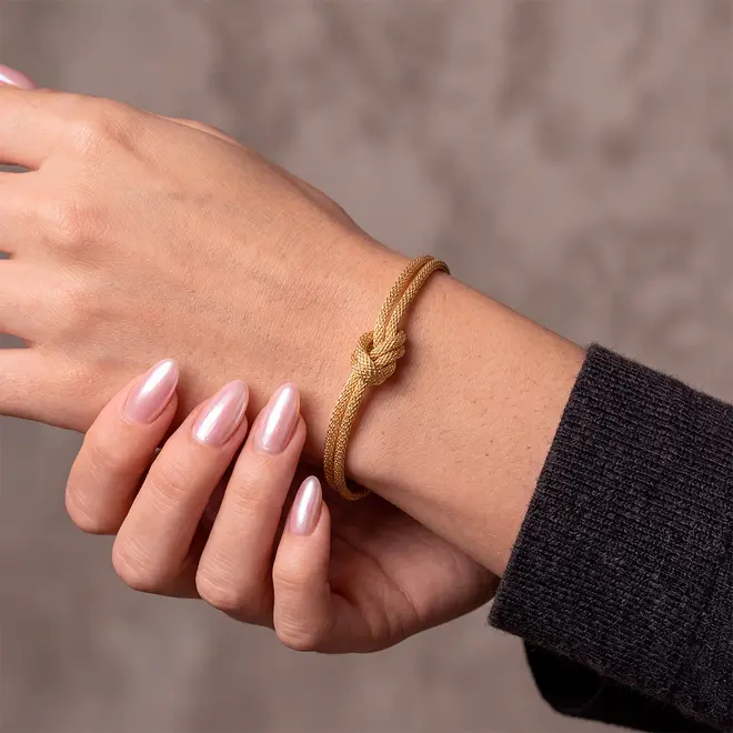 Pulseira de Tecido de Ouro com Nó Simples