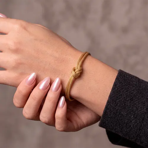 Pulseira de Tecido de Ouro com Nó Simples