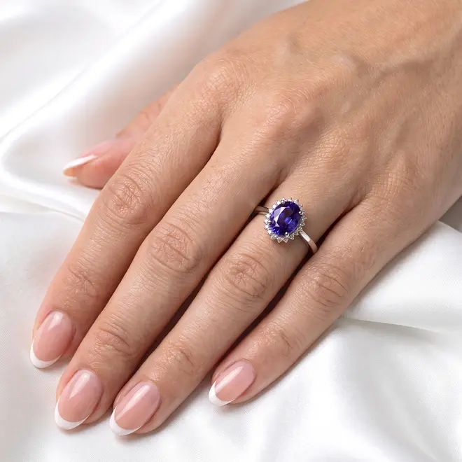 Anel de Ouro Branco com Diamantes e Safira de 2,20 cts.