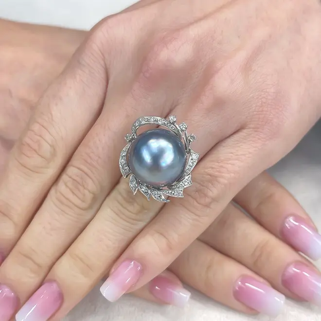 Anel de Ouro Branco com Diamantes e Pérola de 16 mm
