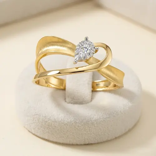 Anel Trabalhado de Ouro Amarelo com Diamante de 3 pts.