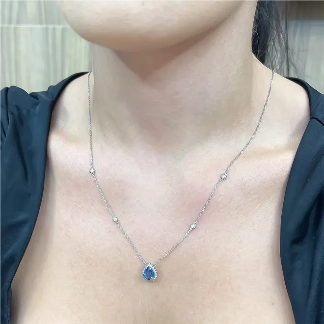 Pingente em Ouro Branco com Corrente, Diamantes e Tanzanita de 1,26 Cts.