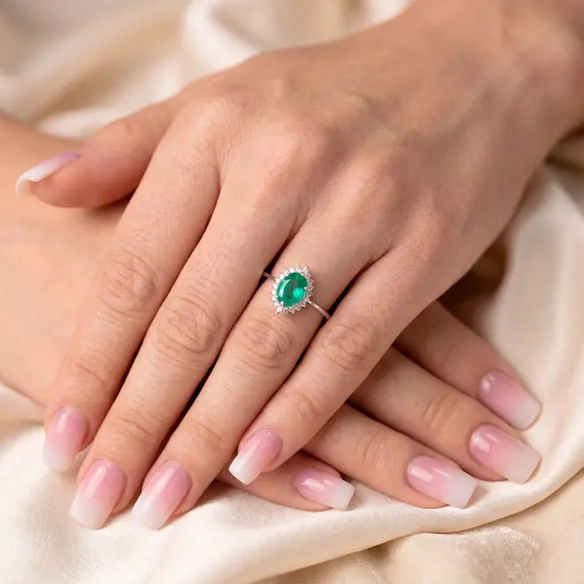 Anel de Ouro Branco com Diamantes e Esmeralda de 1,15 Cts.