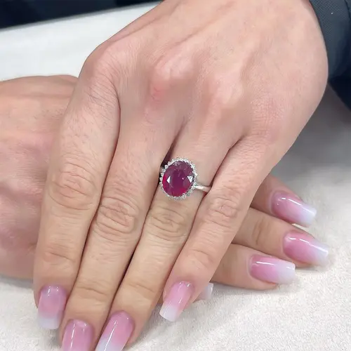 Anel de Ouro Branco com Diamantes e Rubi de 4,50 Cts.