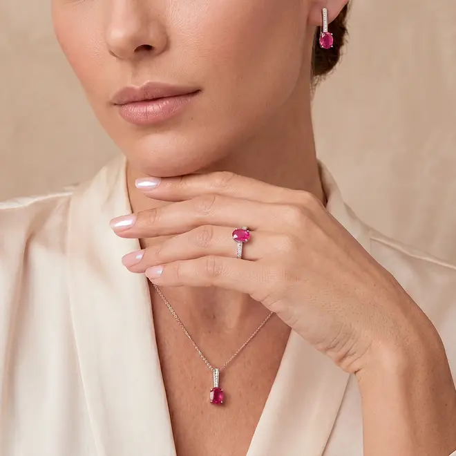 Conjunto Par de Brincos, Pingente e Anel de Prata com Cristais e Rubis