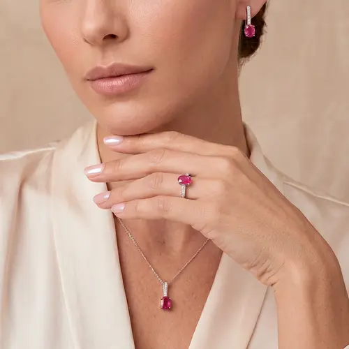Conjunto Par de Brincos, Pingente e Anel de Prata com Cristais e Rubis