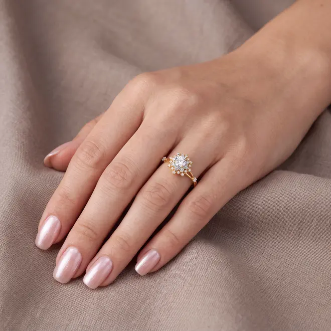 Anel Chuveiro de Ouro Amarelo com Diamantes totalizando 75 pts.