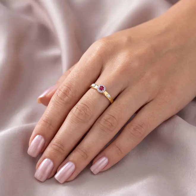 Anel de Formatura de Ouro com Diamantes e Rubi