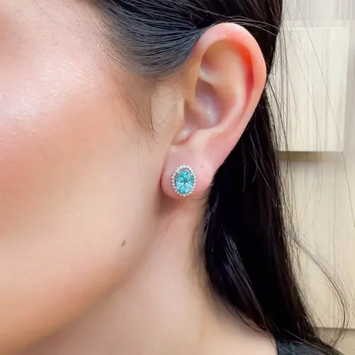 Par de Brincos de Ouro Branco com Diamantes e Apatitas totalizando 2,50 Cts.
