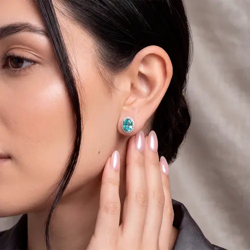 Par de Brincos de Ouro Branco com Diamantes e Apatitas totalizando 2,50 Cts.