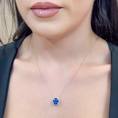 Pingente de Ouro Branco com Corrente, Diamantes e Safira de 3,43 Cts.