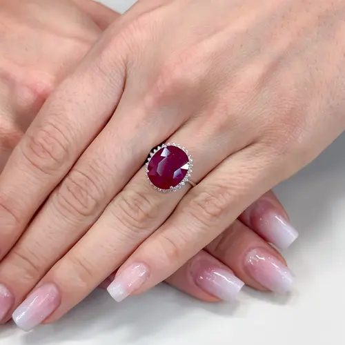 Anel de Ouro Branco com Diamantes e Rubi de 3,38 Cts.