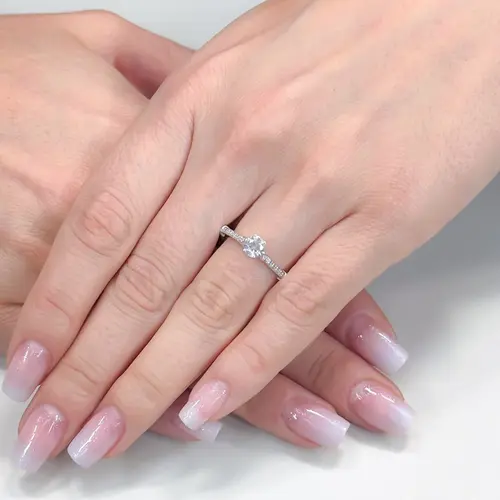 Anel Solitário de Ouro Branco com Diamantes totalizando 75 pts.