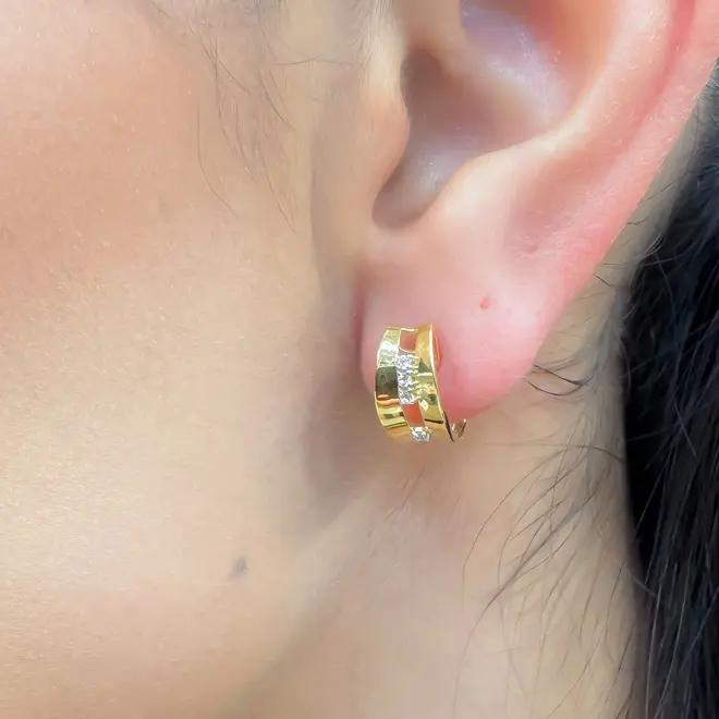 Par de Brincos Vazados de Ouro Amarelo com Diamantes