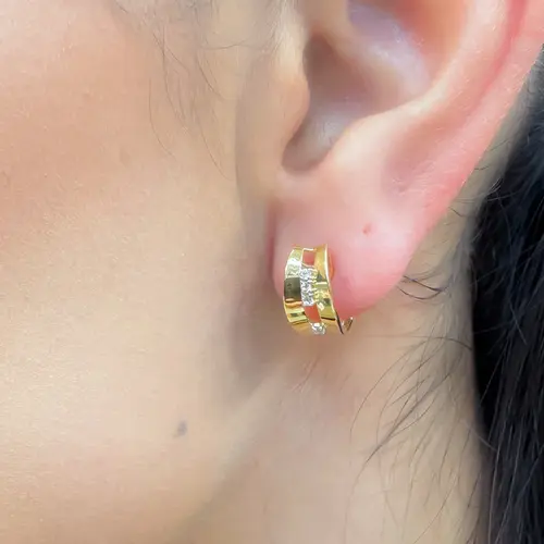 Par de Brincos Vazados de Ouro Amarelo com Diamantes