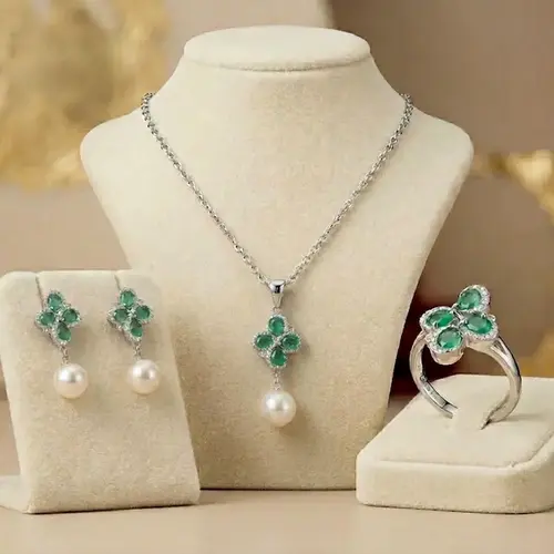 Conjunto Par de Brincos, Pingente e Anel de Prata com Cristais, Pérolas e Esmeraldas