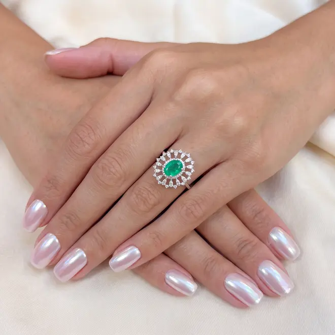 Anel de Ouro Branco com Dimantes e Esmeralda de 1,15 Cts.