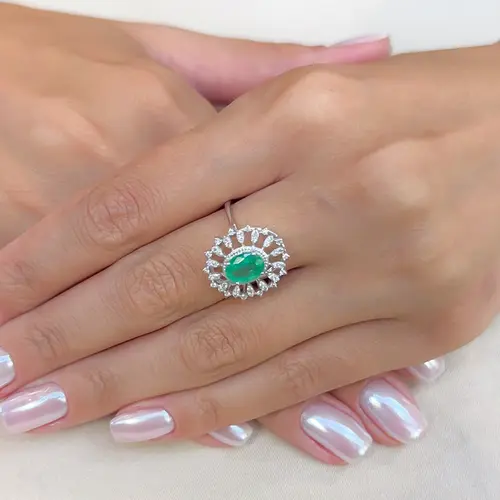 Anel de Ouro Branco com Dimantes e Esmeralda de 1,15 Cts.