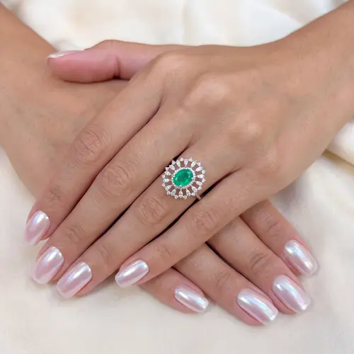Anel de Ouro Branco com Dimantes e Esmeralda de 1,15 Cts.