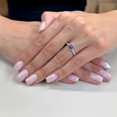 Anel Solitário de Ouro Branco com Diamantes Brancos e Diamante Central de Laboratório