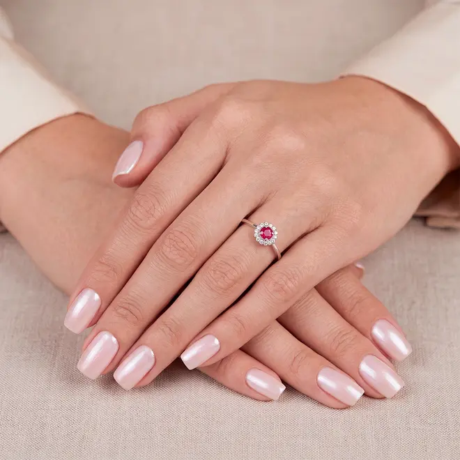 Anel de Ouro Branco com Diamantes e Rubi de 12 pts.