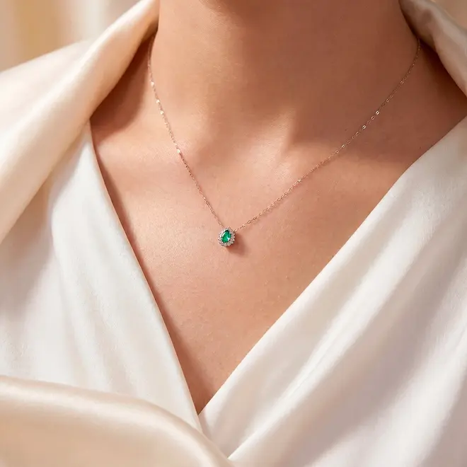 Pingente de Ouro Branco com Corrente, Diamantes e Esmeralda