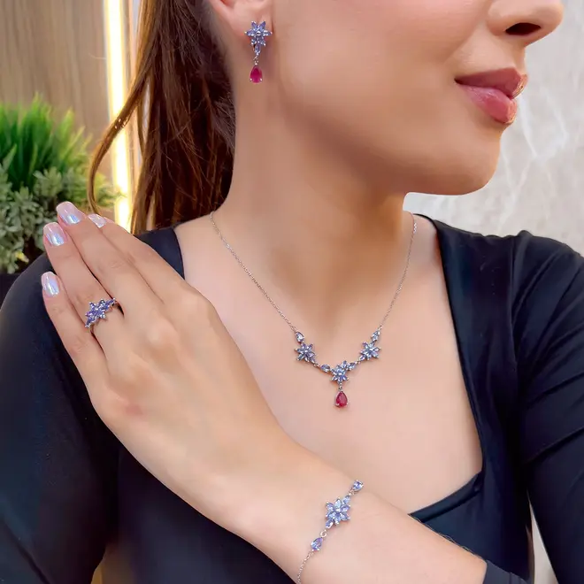 Conjunto Gargantilha, Pulseira, Par de Brincos e Anel de Prata com Cristais, Rubis e Tanzanitas