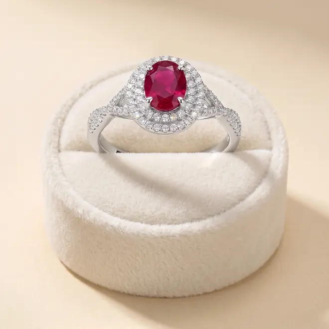 Anel de Ouro Branco com Diamantes totalizando 26 pts. e Rubi de 46 pts.