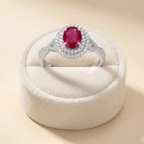 Anel de Ouro Branco com Diamantes totalizando 26 pts. e Rubi de 46 pts.