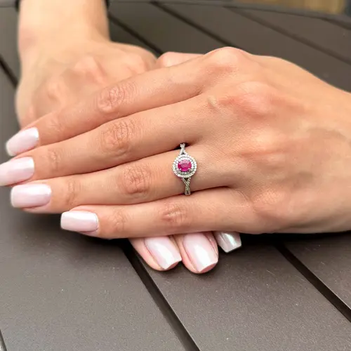 Anel de Ouro Branco com Diamantes totalizando 26 pts. e Rubi de 52 pts.
