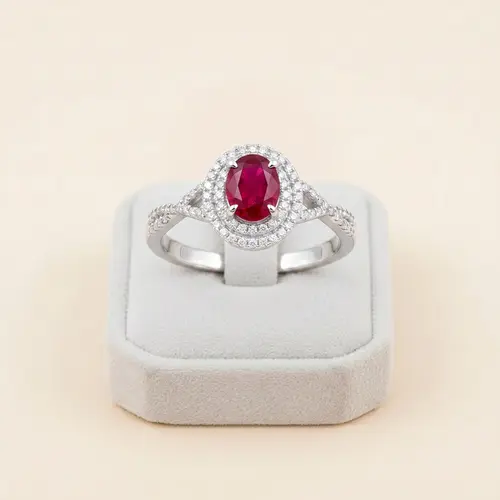 Anel de Ouro Branco com Diamantes totalizando 26 pts. e Rubi de 52 pts.