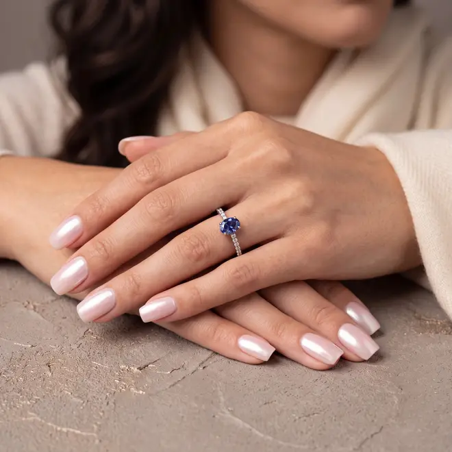 Anel de Ouro Branco com Diamantes e Tanzanita de 1,20 cts.