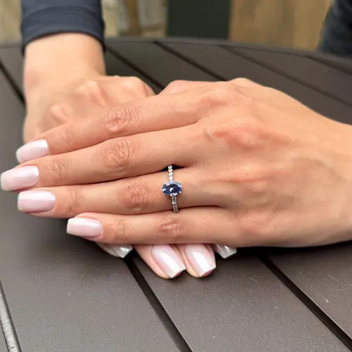 Anel de Ouro Branco com Diamantes e Tanzanita de 1,20 cts.